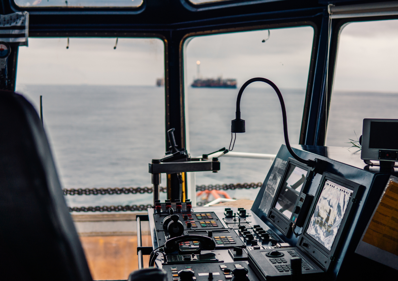 Instalasi dan Perawatan Radio di Kapal, Apa Saja yang Harus Diperhatikan?
